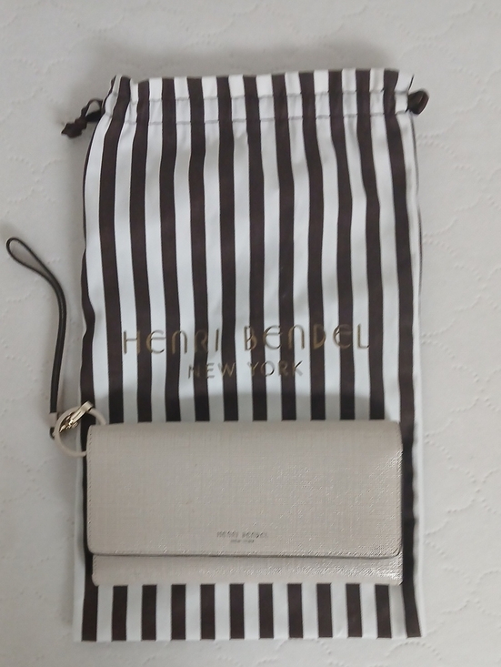 henri bendel Handbags - Henri Bendel Cream Metallic Leather Wristlet with Gold Hardware
